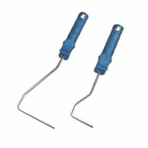 To Rulle skaft malerruller - en lang og en kort - med blå håndtag og metalstænger er vist side om side på en hvid baggrund, perfekt til marineprojekter fra boatkitshop.com.