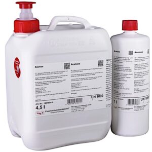 To hvide plastikbeholdere med røde låg, mærket "Acetone". Den ene er en stor 4,5-liters dunk med indbygget håndtag og pumpe; den anden er en mindre flaske. Begge har oplysninger om farer og kemikalier.