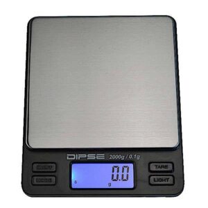 Digital præcisionsvægt 2.000 g har en platform i rustfrit stål, et baggrundsbelyst LCD-display, der viser 0,0 g, og knapper på forsiden, der er mærket ON/OFF, MODE, TARE og LIGHT.