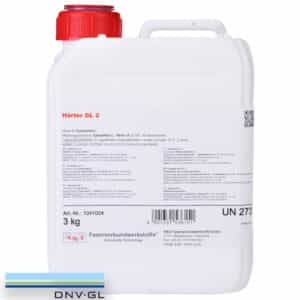 En hvid plastikbeholder på 3 kg med en rød hætte mærket "Hærder GL 2 (210 min)" viser detaljeret produktinformation på tysk på forsiden og har DNV-GL-logoet i nederste venstre hjørne.
