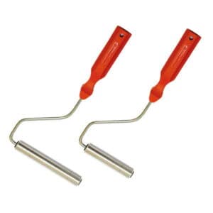 To Aluminiumsrulle tværs metalruller med røde plasthåndtag er placeret side om side på en hvid baggrund, velegnet til bygge- eller maleopgaver.