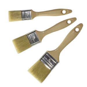 Tolv Flade-penne med beige håndtag, metalhylster og lyse børster er arrangeret diagonalt på en hvid baggrund.