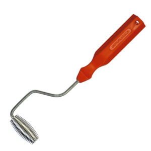 Tønderullen er en metalrulle med pigge, rødt ergonomisk håndtag og bøjet skaft, som er ideel til at fjerne luftbobler fra resin eller glasfiber.