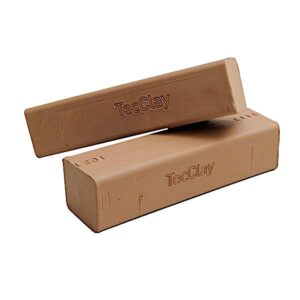 To rektangulære brune blokke af Modelleringsmasse TecClay, hvor den ene blok er placeret oven på den anden på en hvid baggrund.