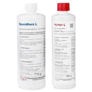 To hvide plastflasker med røde og hvide hætter, mærket Epoxidharz L og Härter L på tysk. Flaskerne indeholder epoxyharpiks (715 g) og hærder (285 g) til kompositmaterialer.